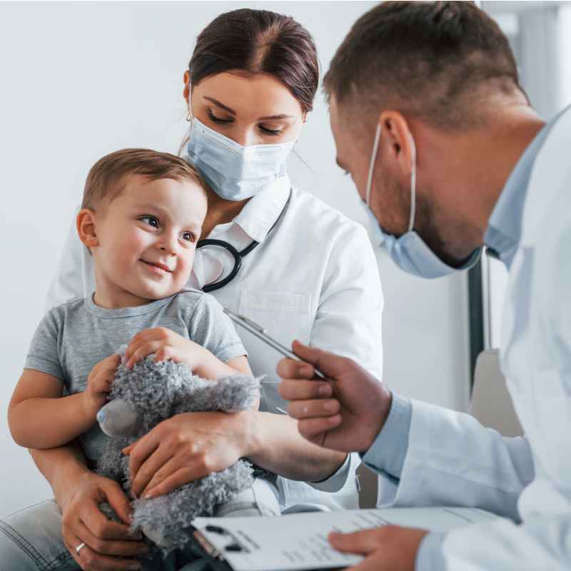 Læge, sygeplejerske og baby
