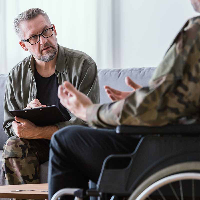 Veteran i kørestol i samtaleterapi