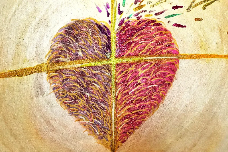 Abstrakt maleri af hjerteform opdelt i fire farverige sektioner med glimmer og gyldne linjer på lys baggrund.