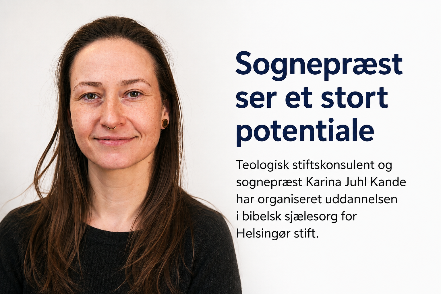 Tre mænd arbejder med papirer ved flipover i lyst kursuslokale