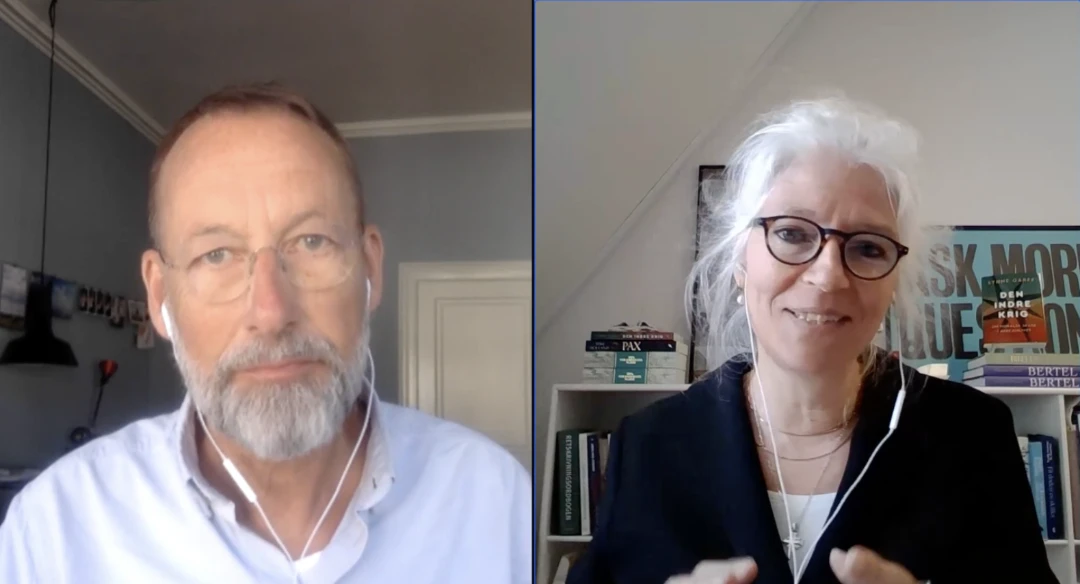 To personer deltager i et online videointerview fra hver deres hjemmekontor.