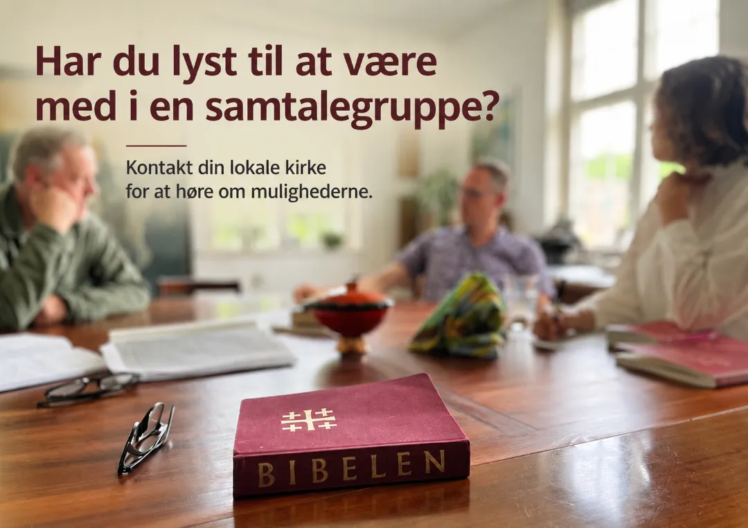 En bibel ligger på et bord i forgrunden, mens en lille gruppe mennesker sidder sammen til samtale i baggrunden.