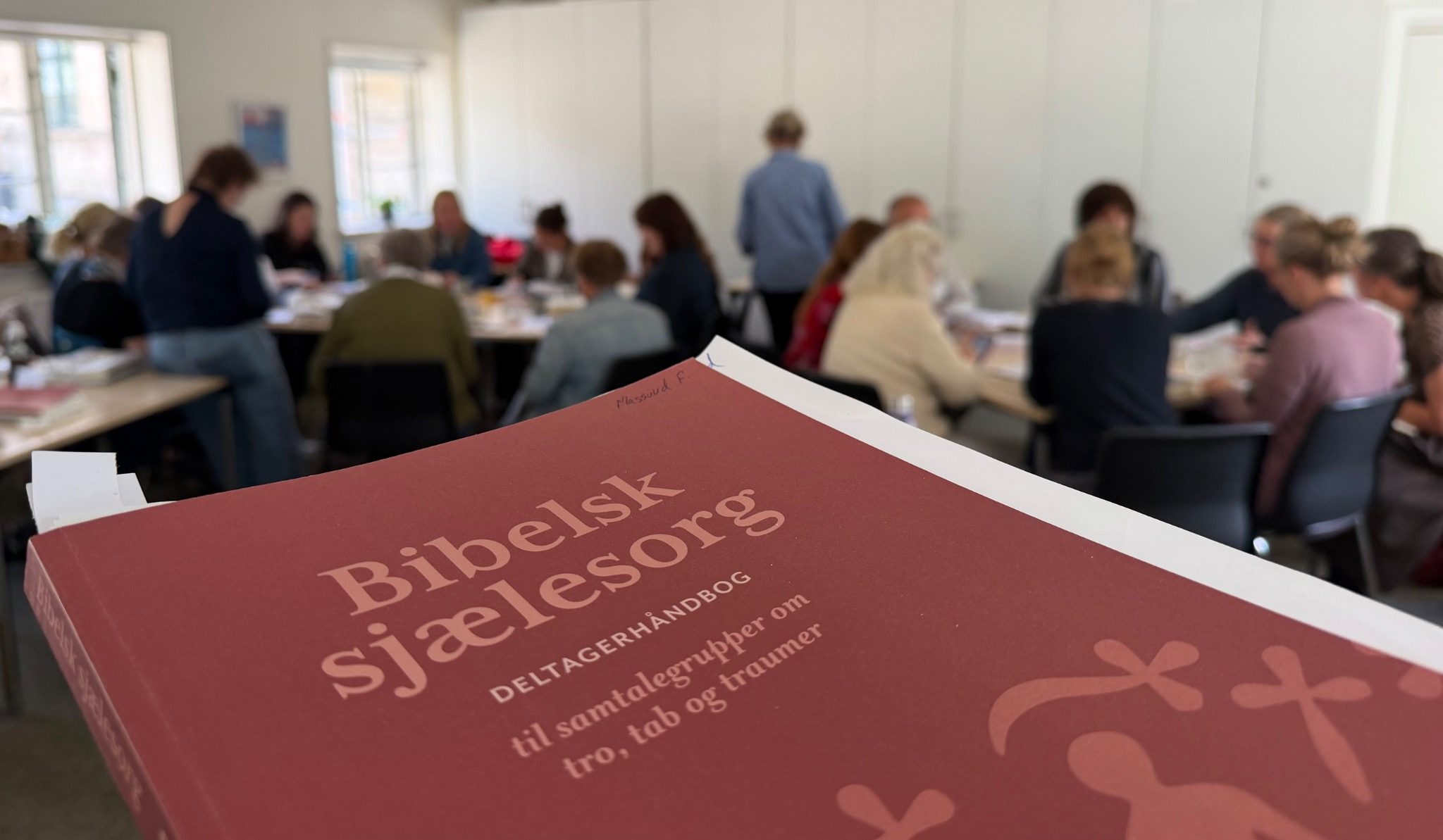 Nærbillede af deltagerhåndbogen “Bibelsk Sjælesorg” med materiale til samtalegrupper om tro, tab og traumer.
